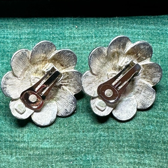Vintage CHANEL Pearl Flower Earrings Silver Tone Made in France - Picture 2 of 8